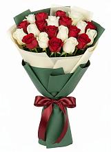Букет Микс из красных и белых роз в Большой Казинке