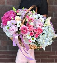 Композиция солнечный день в Большой Казинке Цветочная композиция из Розы, Хризантемы, Пионы и Лизиантусы в корзине в Большой Казинке