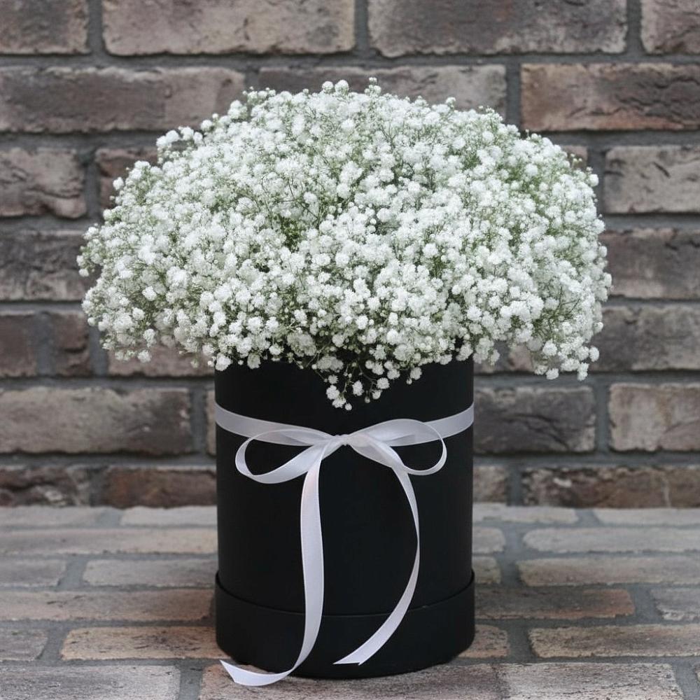 Цветочная композиция из Гипсофила в шляпной коробке в Большой Казинке