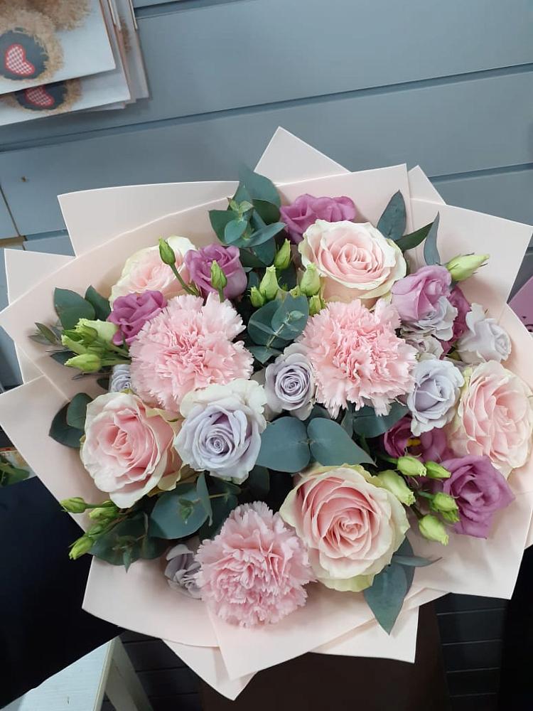 Букет цветов из: Розы, Гвоздики и Лизиантусы в Большой Казинке