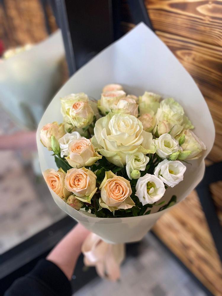 Букет цветов из: Розы и Лизиантусы в Большой Казинке